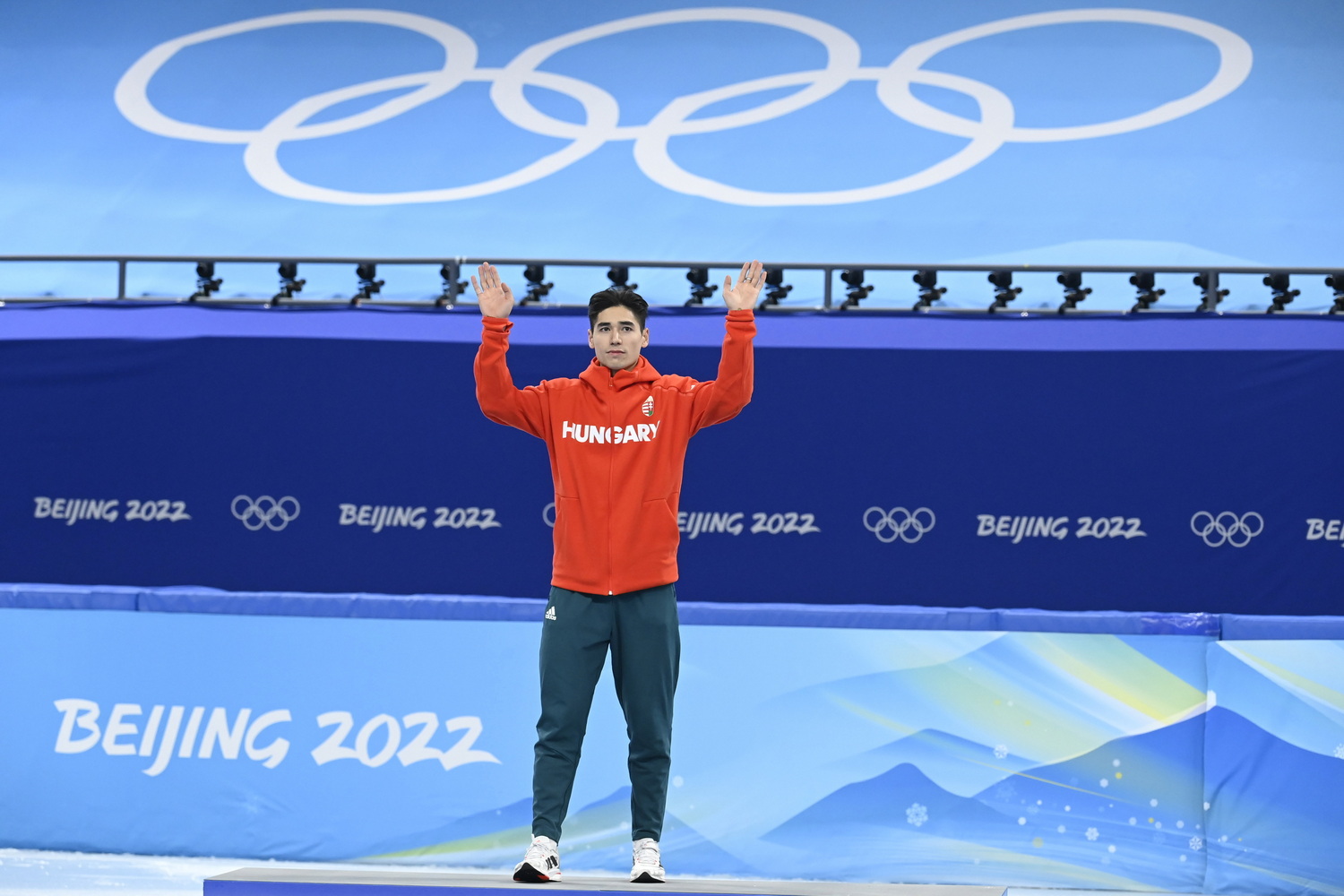 A győztes Liu Shaoang a dobogó tetején a férfi rövidpályás gyorskorcsolyázók 500 méteres versenyének virágceremóniáján a pekingi téli olimpián 2022. február 13-án. MTI/Kovács Tamás