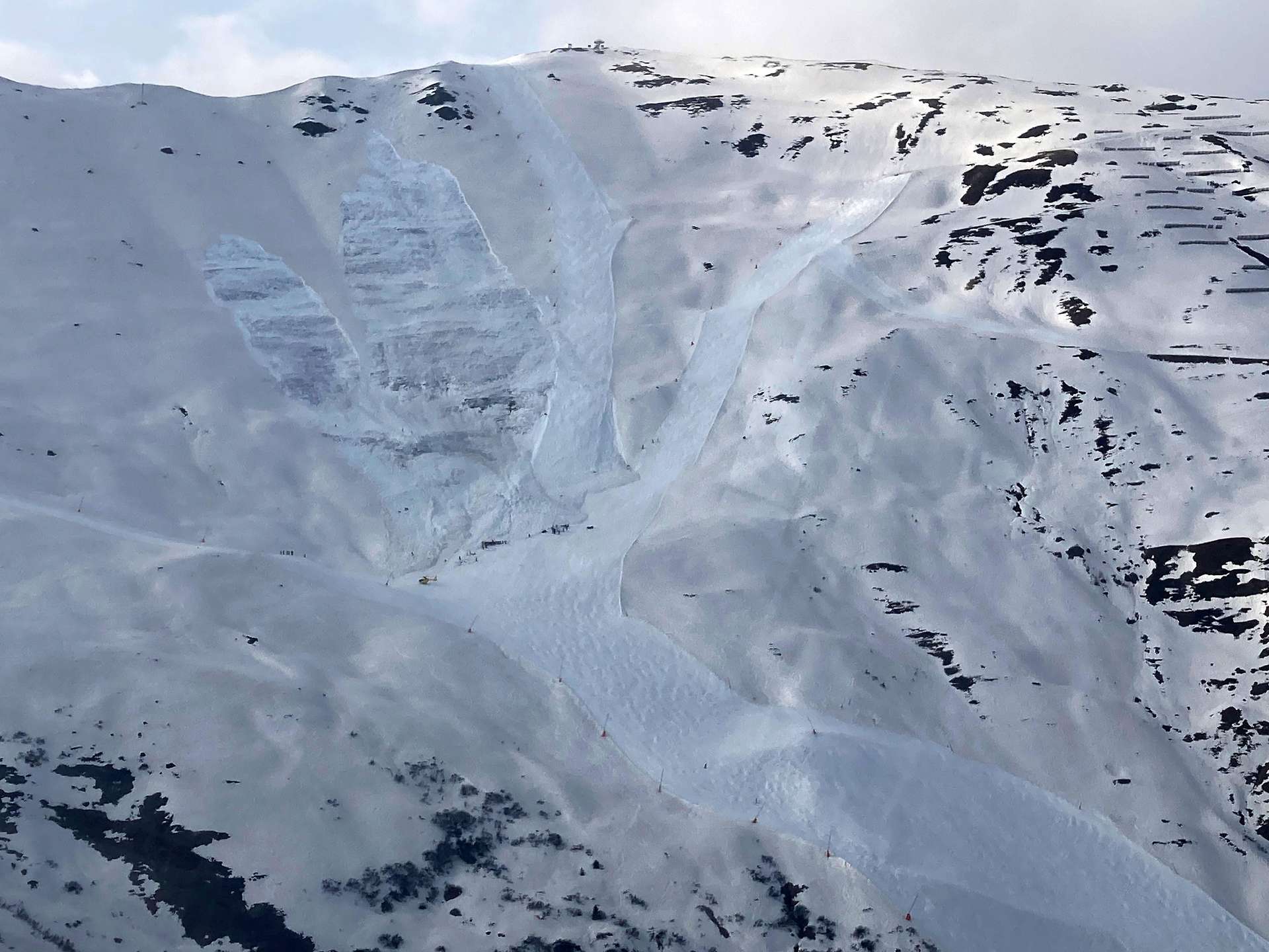 A helyszín légi felvételről, jól látható a pálya és a lavina helyzete (Kép: Zeitungsfoto.at)