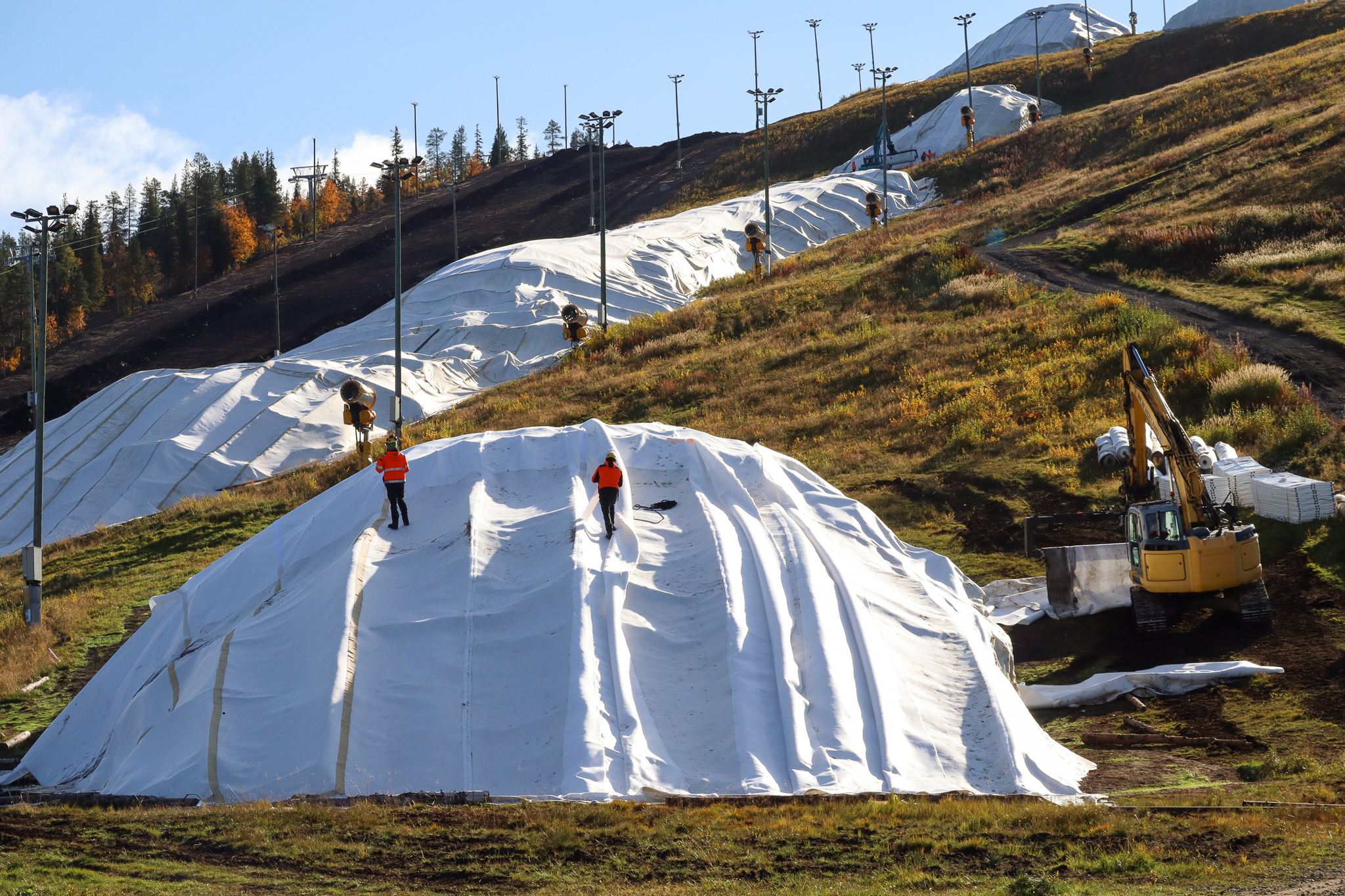 Snow-farming: így tárolták a hókupacokat a nyáron