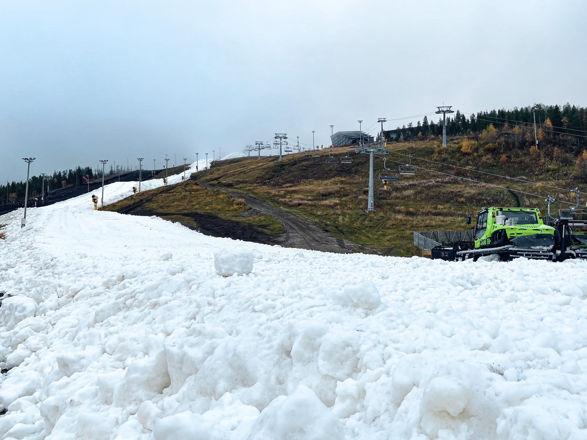 Snow-farming: miután szétterítették a tavalyi havat