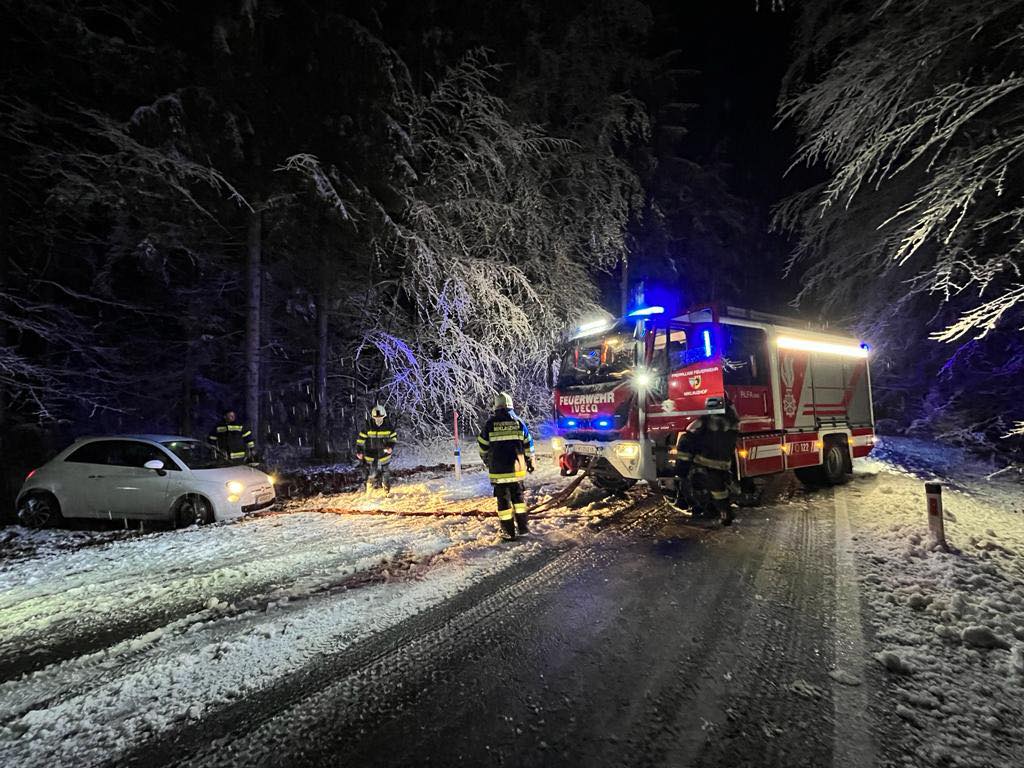 Tűzoltók segítenek Karintiában a bajba jutott autósnak a B85-ös úton kb. 500-600 méteres magasságban (Kép: Freiwillige Feuerwehr Miklauzhof)