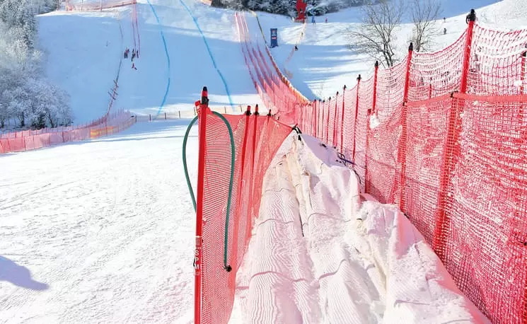 A kitzbüheli versenypálya előkészítése. Hálók egymás mellett 100 km/óra feletti sebességre tervezve