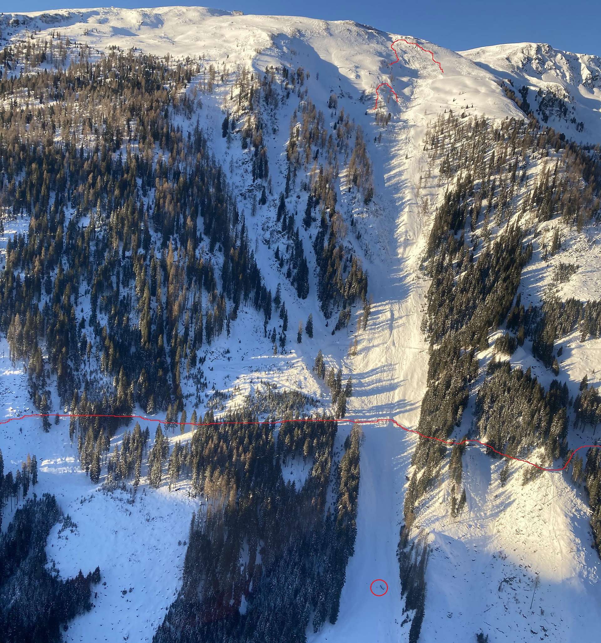 Pirossal: fent a lavina, vonallal a hegyi út, körrel a megtalált jármű (Kép: ORF)
