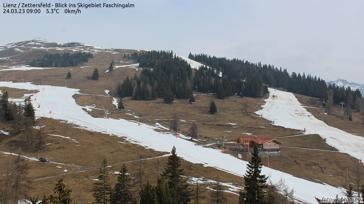 A naposabb hegyoldakon a pályákat leszámítva hiánycikk a hó, különösen az idén kevés havat kapott régióban, így Kelet-Tirolban. A képen lienzi Zettersfeld síterepe. Három éve ilyenkor itt hórekordok voltak. - Fotó: foto-webcam.eu