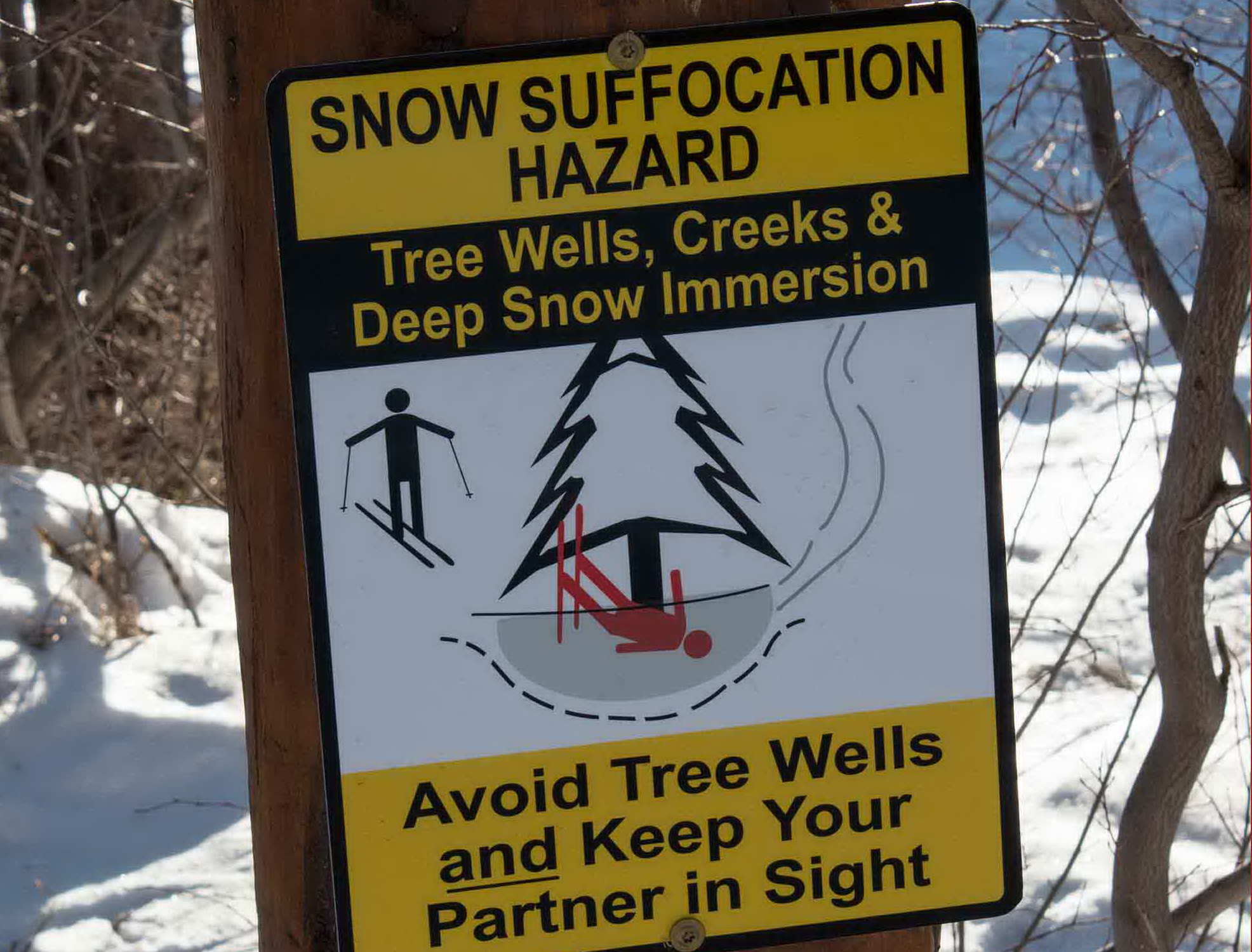 Tree Well (fenyőcsapda) jelenségre figyelmeztető tábla az USA-ban