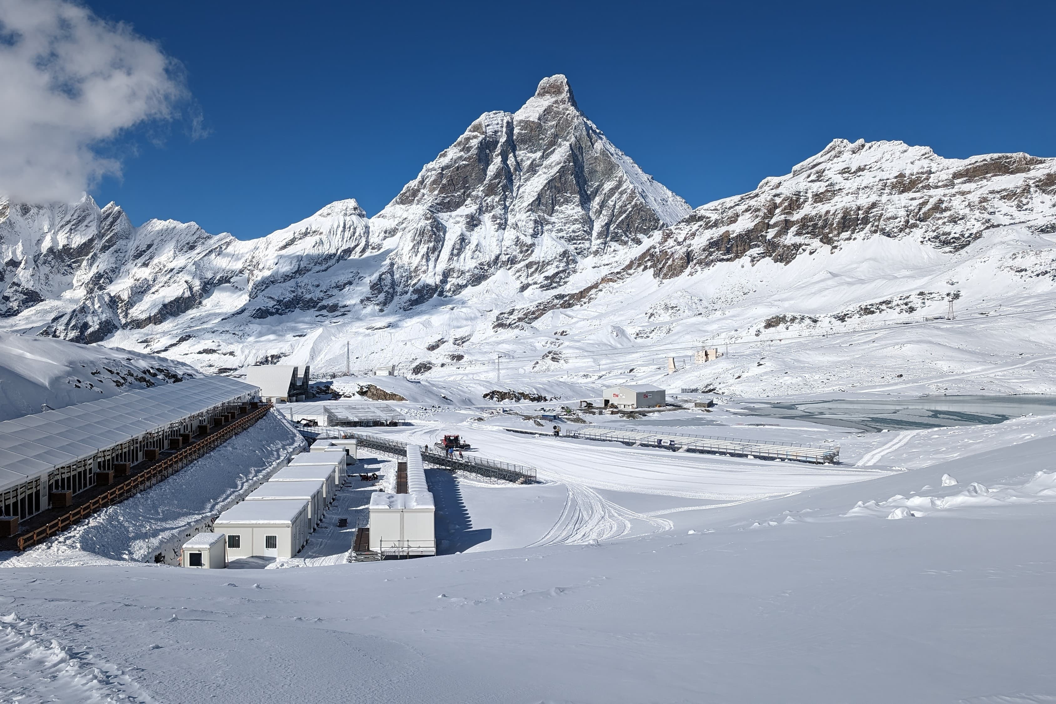 Ennyi hó van a célban. Háttérben az ikonikus csúcs.  (Kép: Matterhorn Cervino Speed Opening )