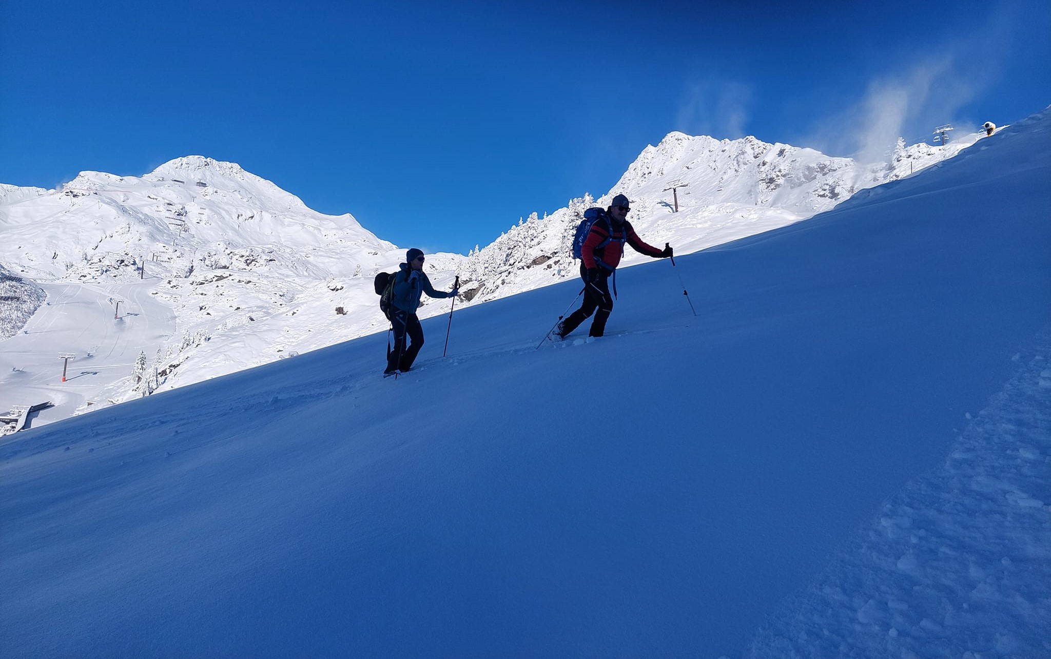 Fél méteres friss hóban indultak el az első sítúrázok Obertauernon, háttérben a Seekar pályái - Fotó: facebook