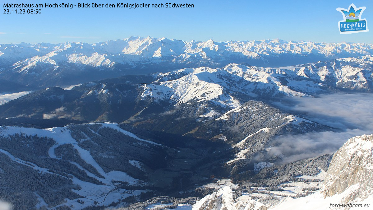Tegnap még valóságos képeslapidő honolt az osztrák hegyekben, a kép Hochkönig tetejéről készült, távolban síterepeket is felfedezhetünk, balról jobbra haladva Rauris, Hochkönig (előtérben), Kaprun, Zell am See - Fotó: foto-webcam.eu