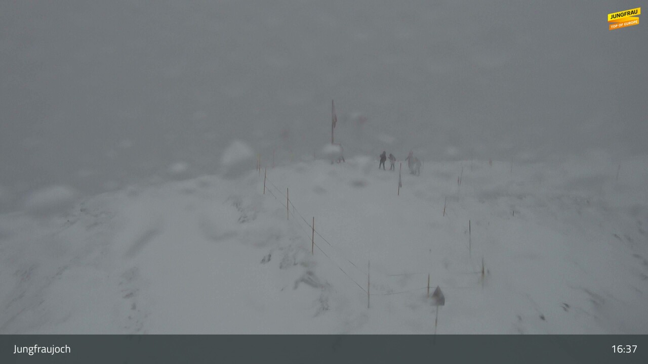 Jungfraujoch, 3454 m, turisták a hóban