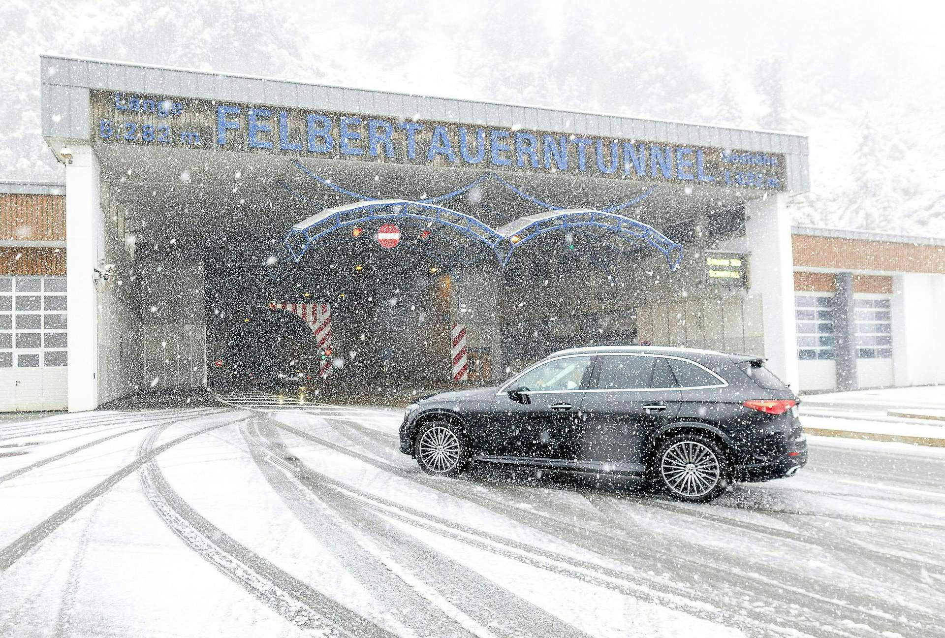 Autó csúszkál a havas Felbertauern úton (Salzburg tartomány) - Fotó: APA/EXPA/Johann Gröder