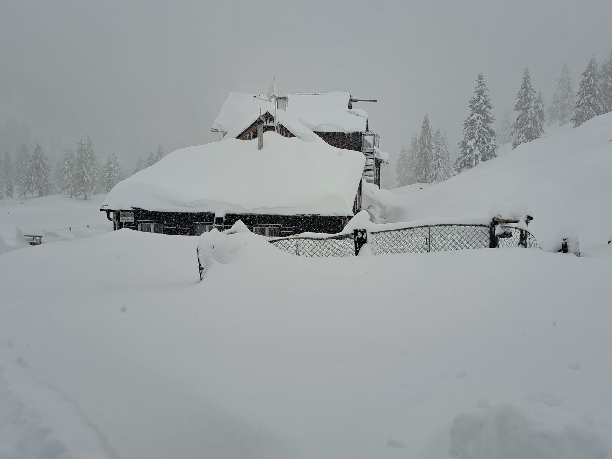 Hochmölbing Hütte 1700 métere (Stájerország): 90 cm hó - Fotó: Hochmölbing Hütte