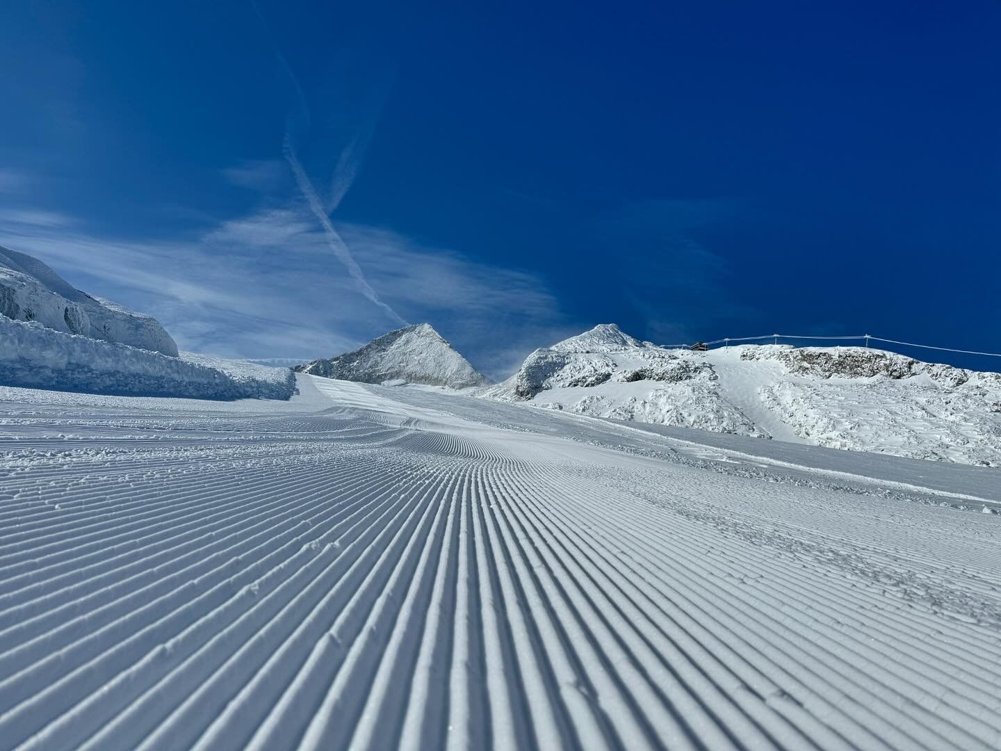 A Tuxer Ferner Hausig vezető pálya is nyitva, jobbra a háttérben a Kaserer üléses, az itteni pályák megnyitására még várni kell - Fotó: Hintertuxer Gletscher