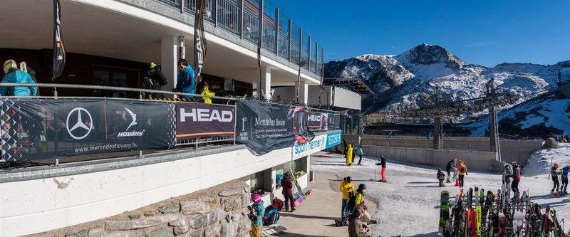 A Tuxer Fernerhaus terasza: ingyenes HEAD sí- és snowboard teszt