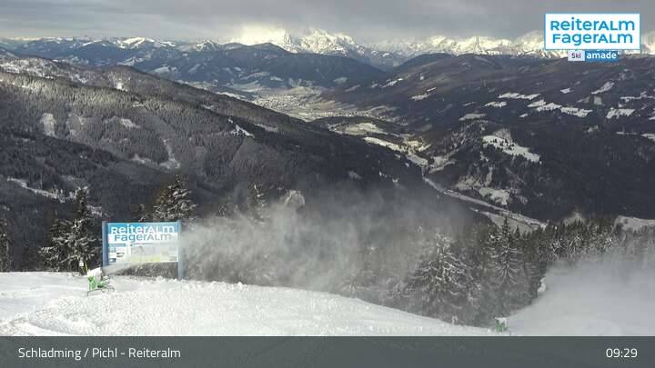 Reiteralm ma reggel, hóágyúzás a piros 1-es tetején, a háttérben a Hochkönig impozáns hegyvonulata a felhők közt - Fotó: feratel