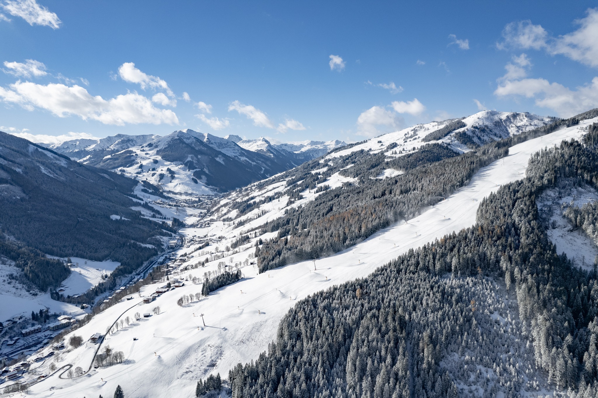 Saalbach pénteken, tehát még a legfrissebb, nagyobb havazás előtt, a síterep november 29-én nyit - Fotó: Saalbach - Hinterglemm