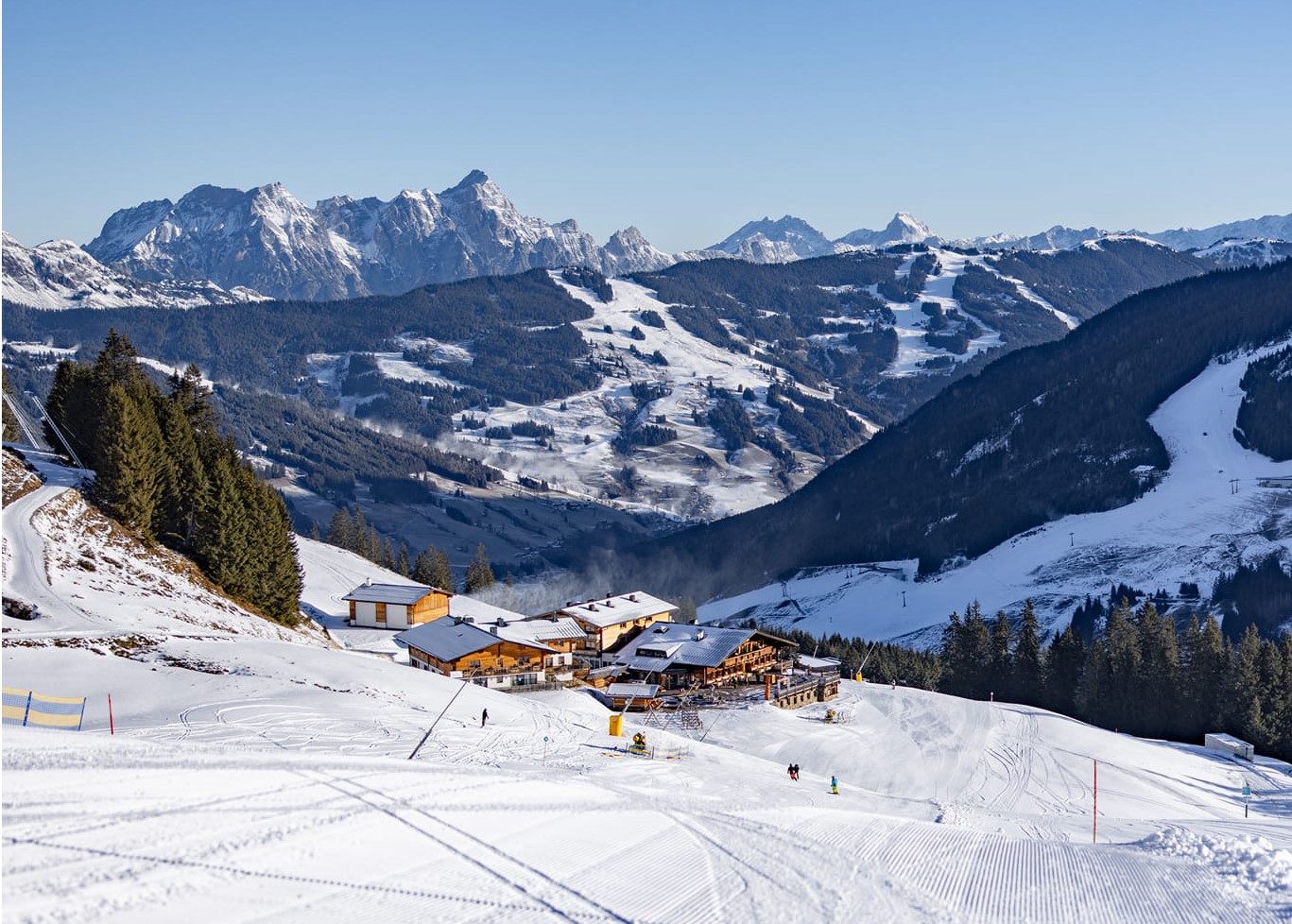 A hinterglemmi 30-as pálya a Breitfussalm hüttével, háttérben Saalbach napos oldala, a Kohlmais., hogy sikerül e jövő hétvégére megnyitni az a jövő heti időjárástól függ - Fotó: Saalbach - Hinterglemm