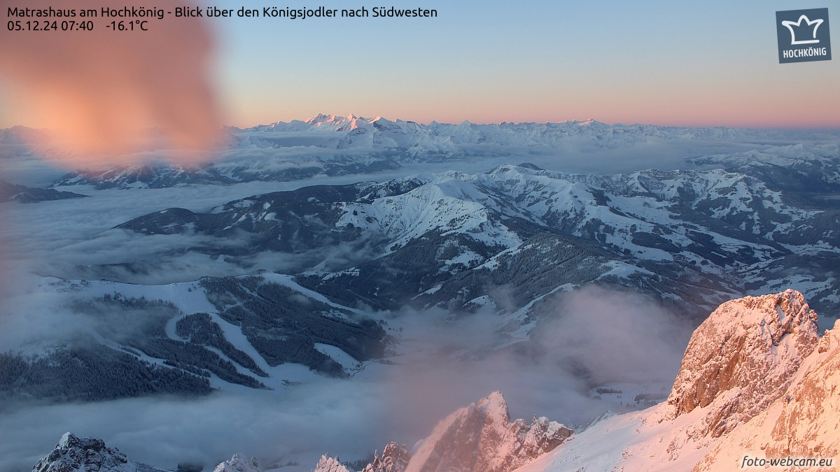 Csütörtöki napfelkelte a Hochkönig tetején, lent Hochkönig síterepe, a háttérben a Magas-Tauern Kaprunnal és a kép jobb felső szélén Zillertal Arena salzburgi oldalával - Fotó: foto-webcam.eu