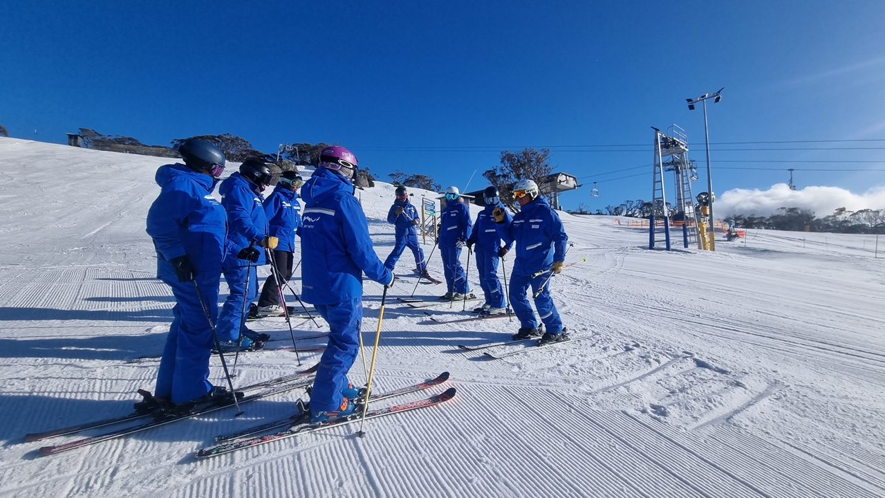 Síoktató csapat az ausztráliai Perisher síterepén