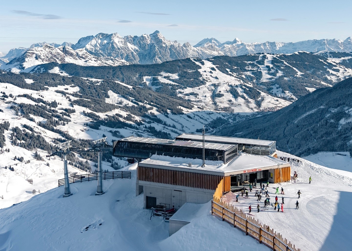 A hegyállomás, háttérben a saalbachi völgy (Glemmtal) a többi sípályával - Fotó: Saalbach - Hinterglemm