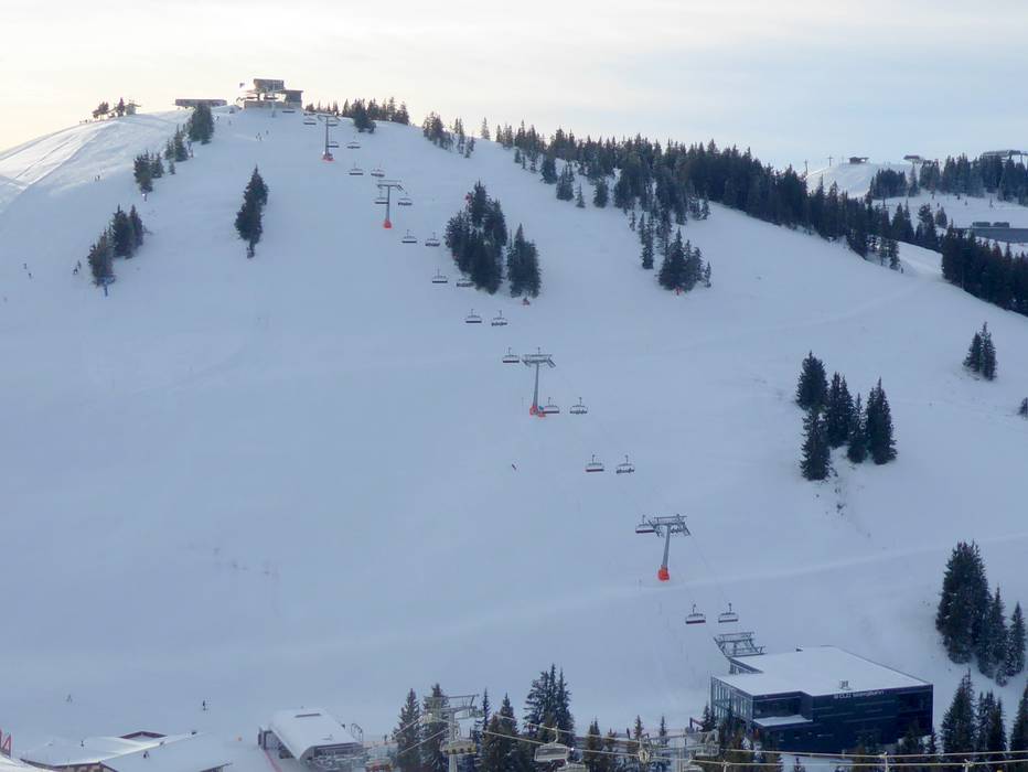 A 67-es piros pályákat és a 65a kék pályát szolgálja ki a felvonó - Fotó: skiresort.at