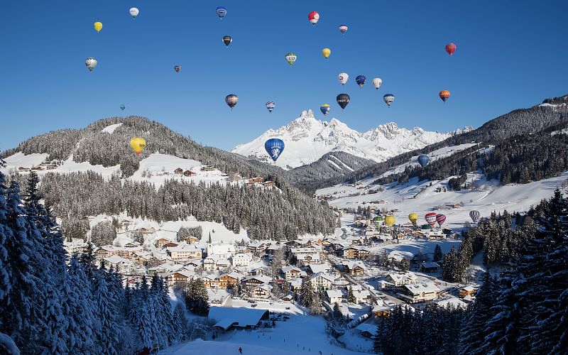 Hőlégballonok a téli Filzmoos és a Dachstein fölött | Kép: Coenweesjes / filzmoos.at