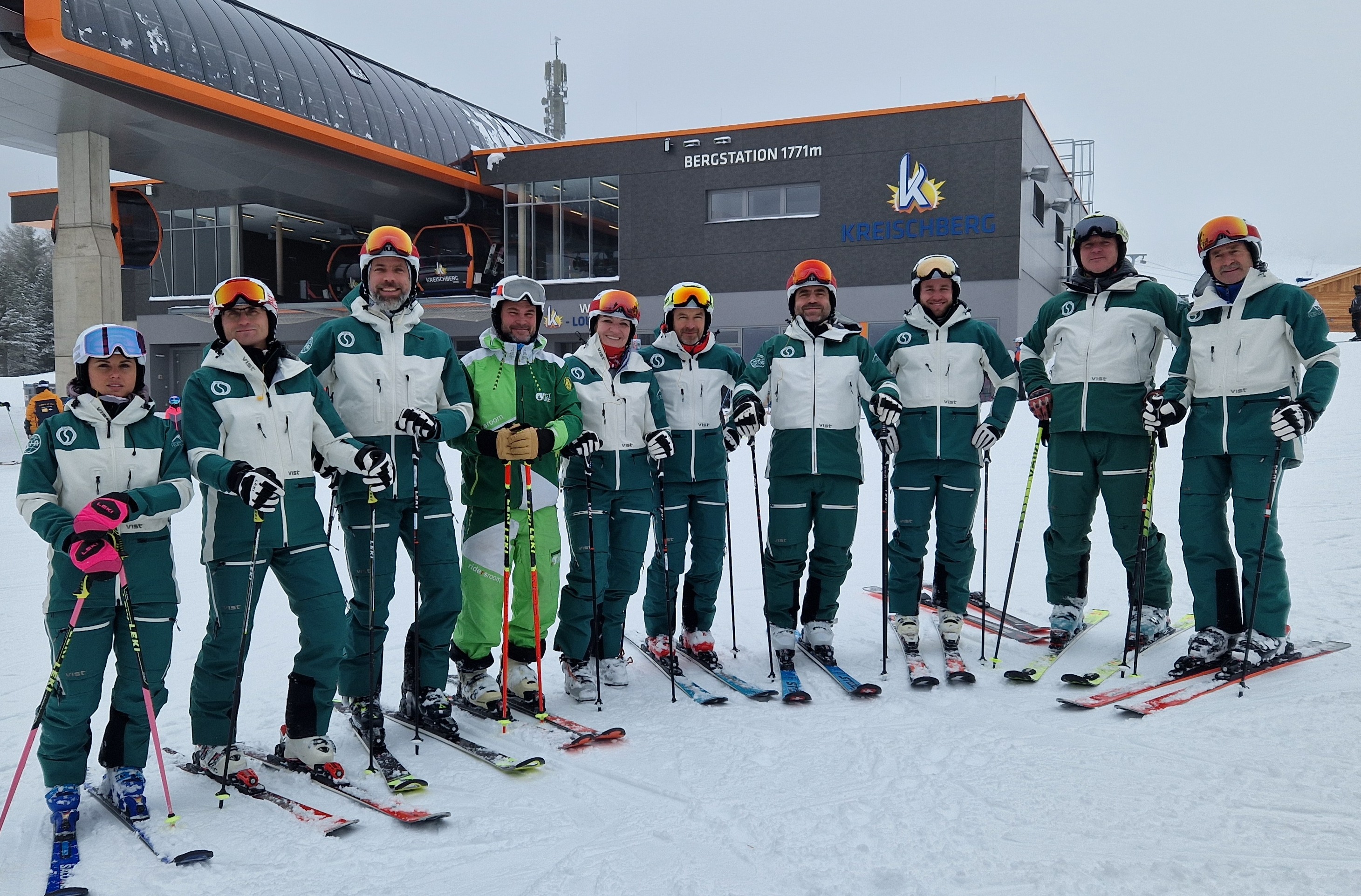 Kiképző oktatók az SMSZ muraui koordinációs táborában, balról jobbra: Megyaszai Lilla, Takács Norbert, Dalos Péter, Polacskó Dániel, Dr. Egri Katalin, Udvarnoki Gergely, Kovács Tamás, Gyurián Zoltán, Csollány Csaba, Dr. Dosek Ágoston