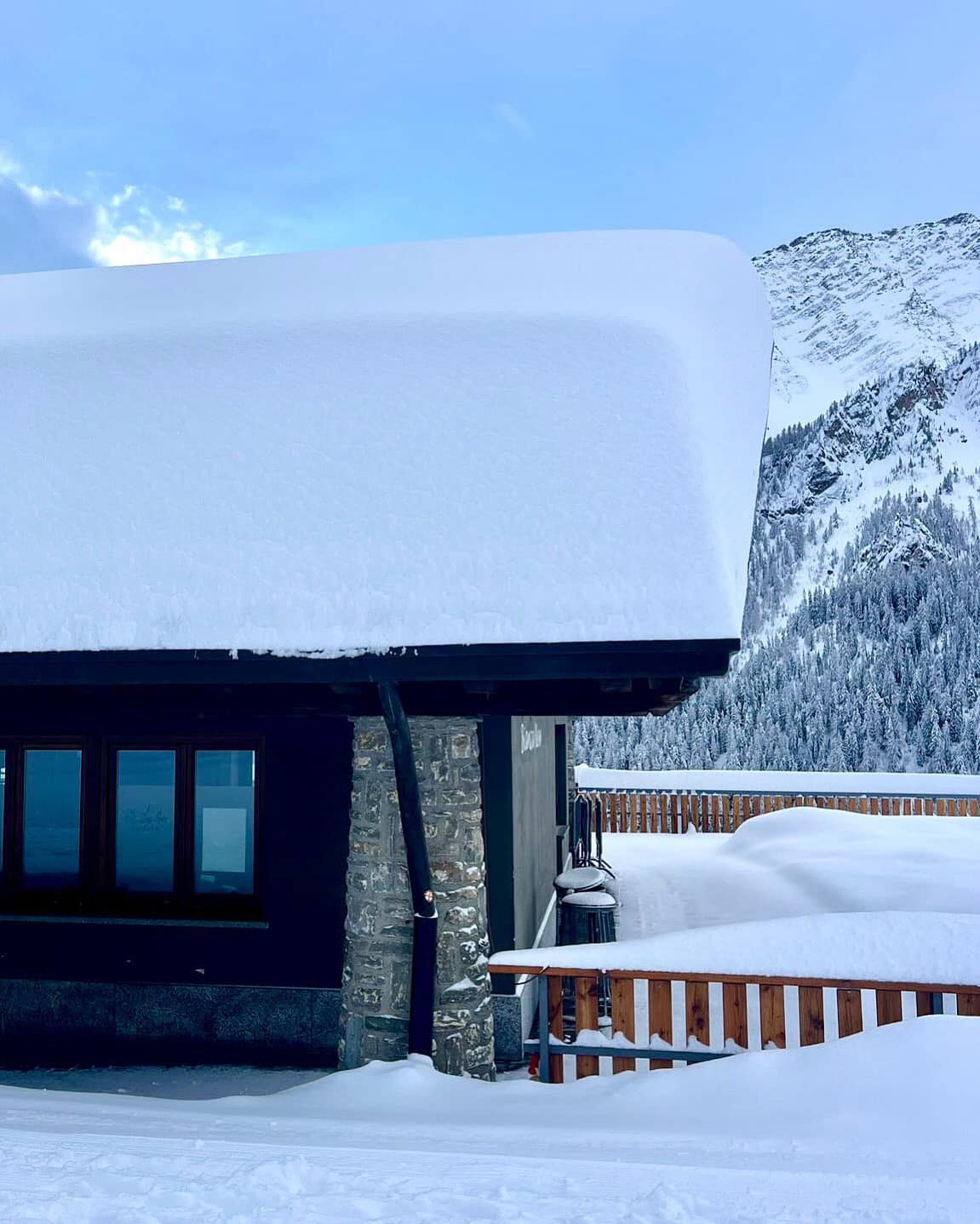 Courmayeur, ITA,  Plan Checrouit kb. 1700 m. 120/130 cm hó ebből 70 cm friss (Kép: Meteo Valle d