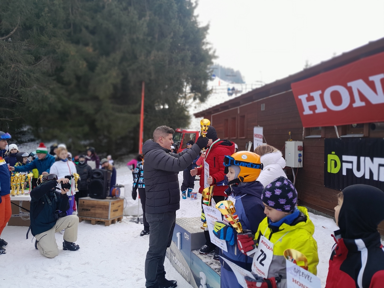 Gyurta Dániel adja át a díjakat