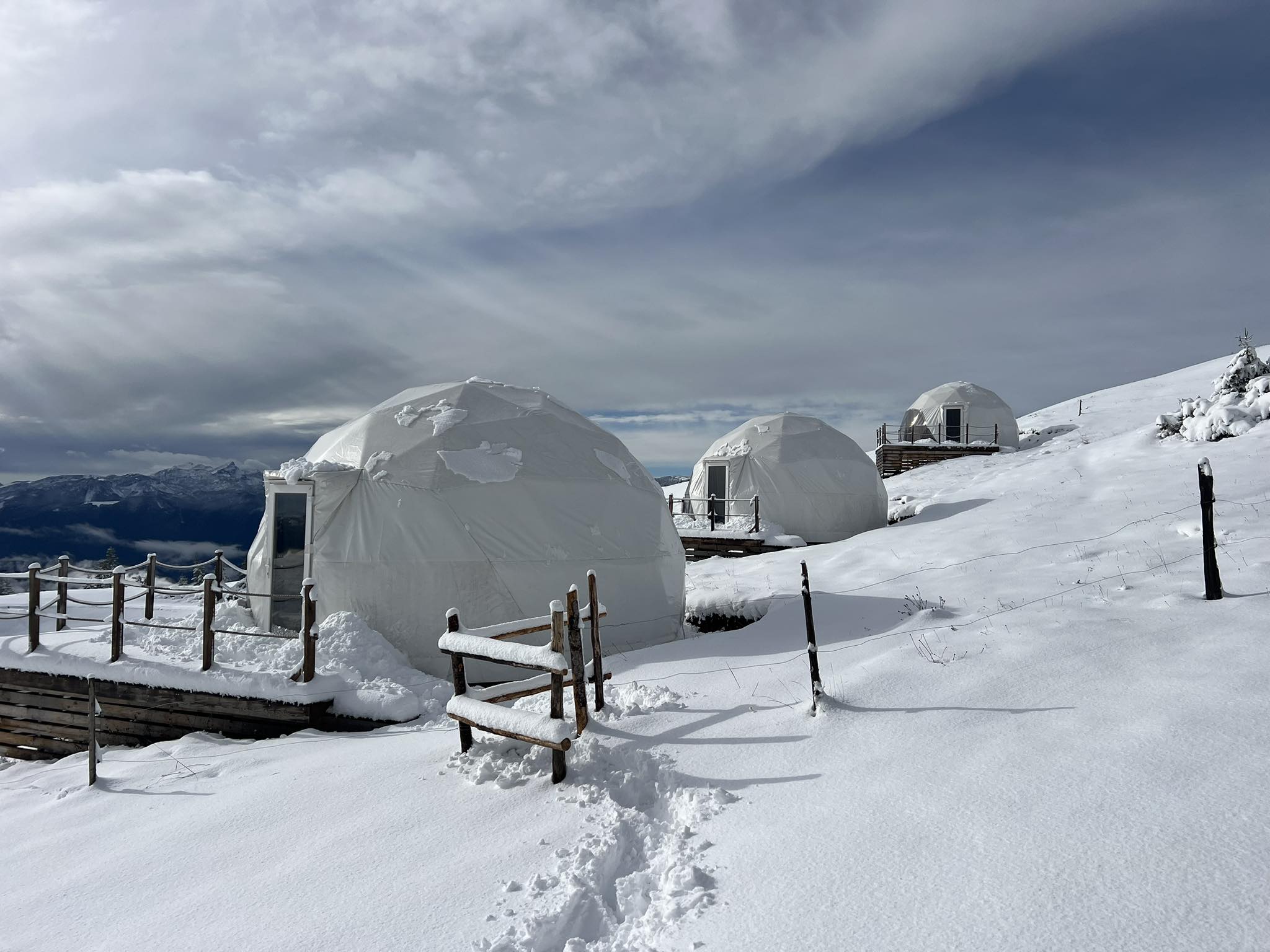 Az év elején adták át a jurtaszállásokat, amelyeket már most októberben hó borított. Ez még márciusi kép a síterep oldaláról. Az év elején adták át a jurtaszállásokat, amelyeket már most októberben hó borított. Ez még márciusi kép a síterep oldaláról.