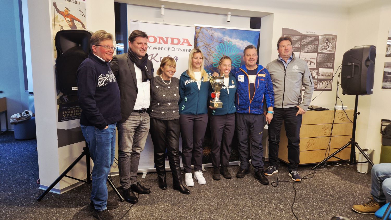 Sajtótájékoztató a Normafa Park Látogatóközpontban 2026. január 19-én. A képen balról: Fehér Gyula, Nagy Róbert, Jelinkova Sona, Fehér Szonja, Fehér Boróka, Klausmann Viktor és Mikó Gergely