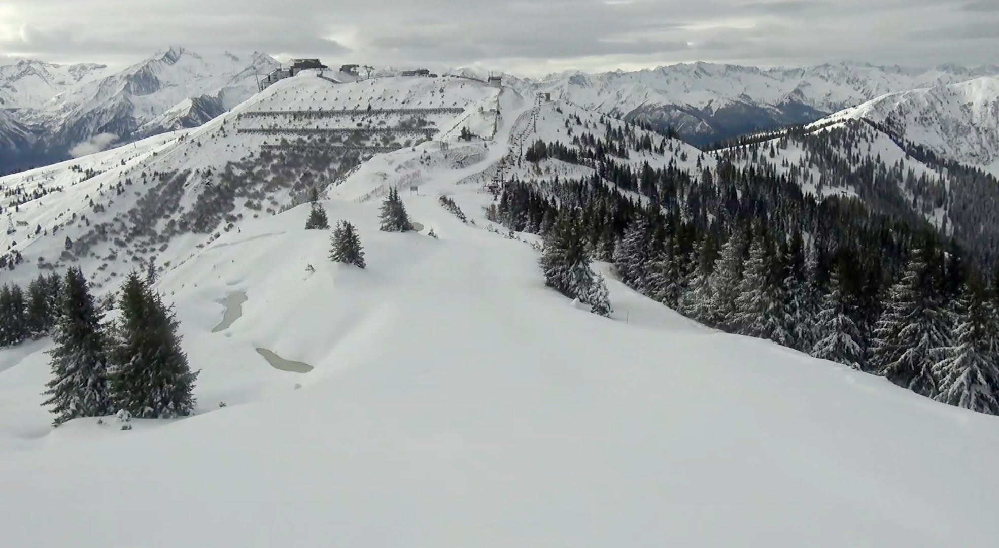 Zell am See kedd délelőtt, a háttérben balra Kaprun gleccsere - Fotó: feratel Zell am See kedd délelőtt, a háttérben balra Kaprun gleccsere - Fotó: feratel