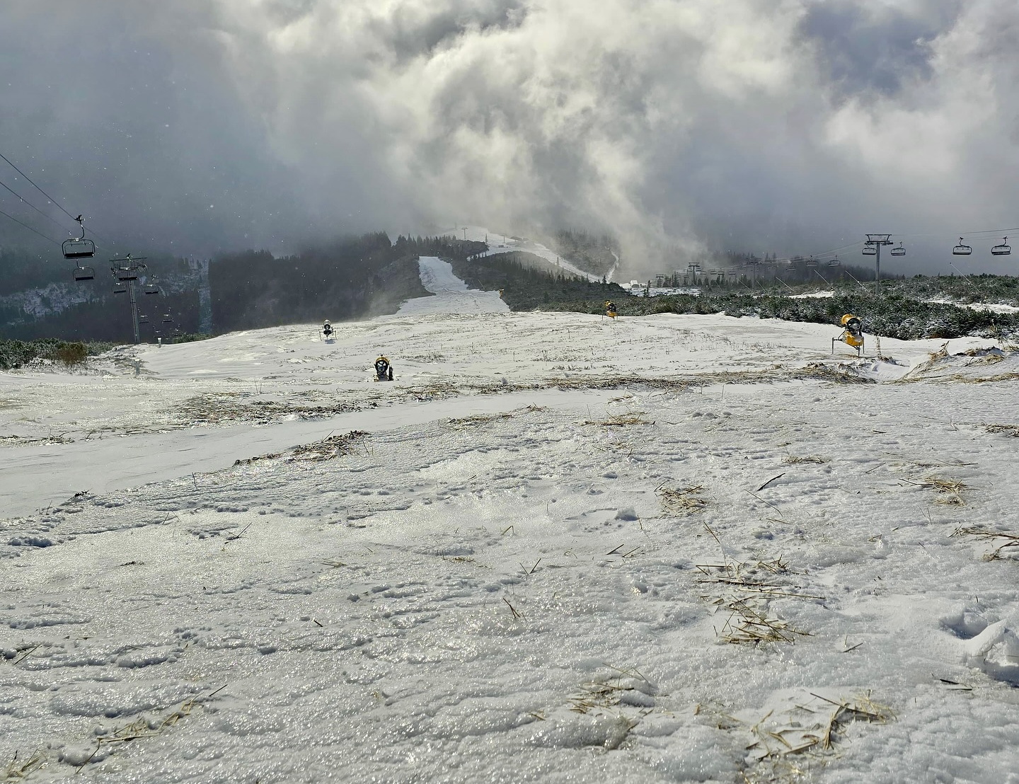 A pálya így nézett ki a mostai havazás után, 2025. október 29-én (Kép: Vysoké Tatry - Hory zážitkov)