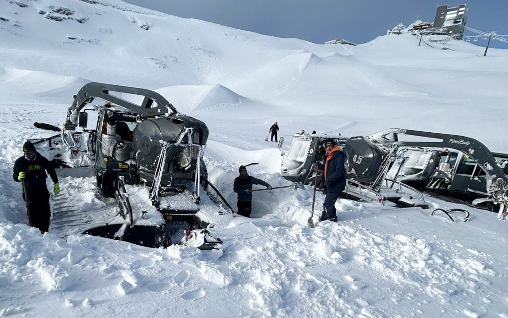 Glacier 3000, október 28-án, ki kell ásni a ratrakokat a hó alól