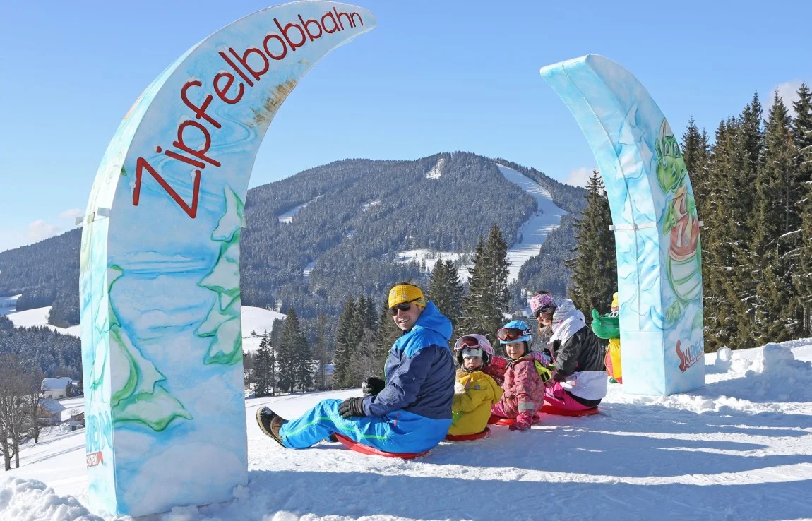 Zipfelbob Ramsau - a Drachenlifte tanuló sípályákon, szemben látható a Rittisberg