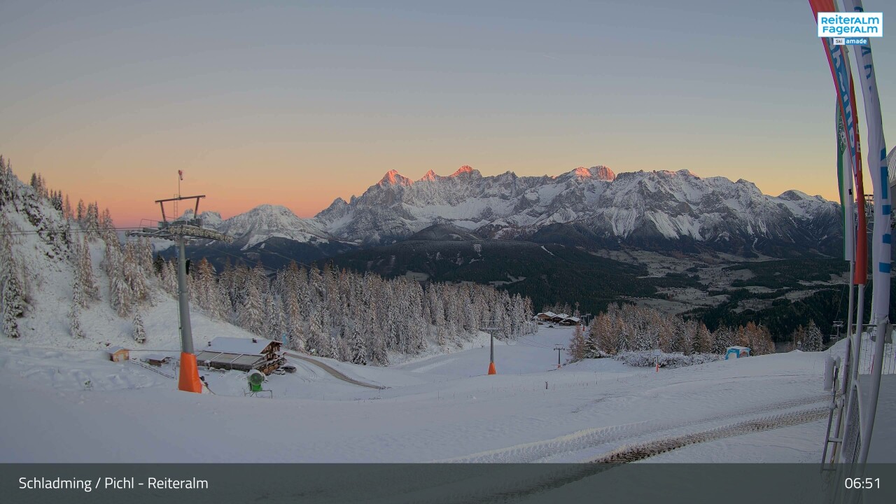 Reiteralm (Schladming) ma reggel, szemben a Dachstein délre néző hegyoldalai és sziklafalai - Fotó: feratel