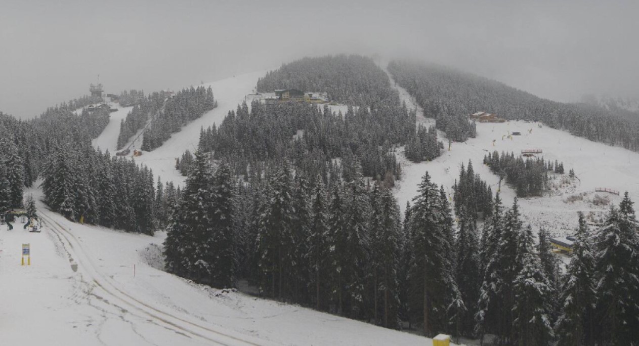 Schladming teteje is kezd téli ruhát ölteni, holnaptól már a hóágyúzás is elindulhat - Fotó: panomax