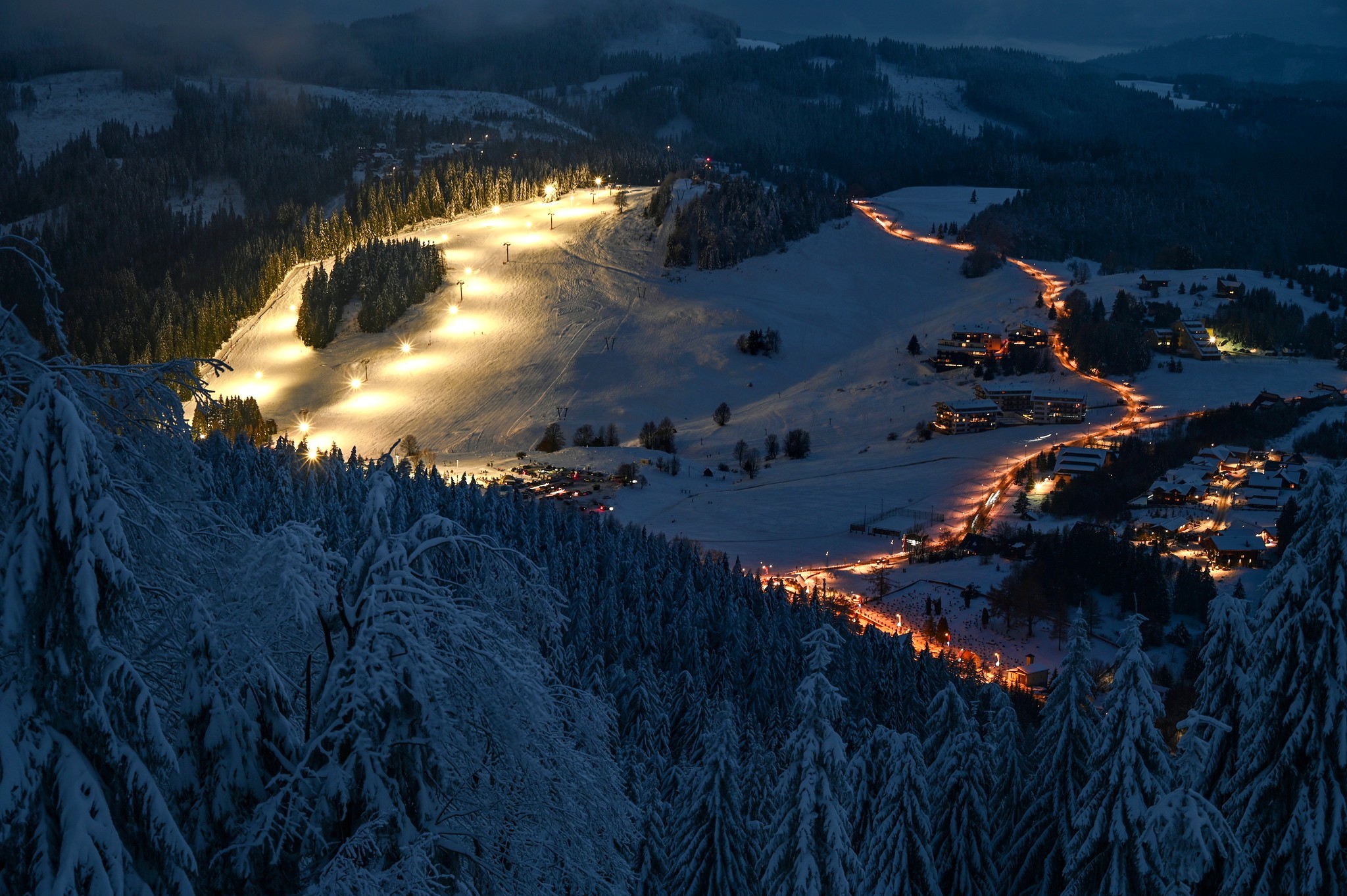 Kivilágított sípályák a Zahradiste oldalon