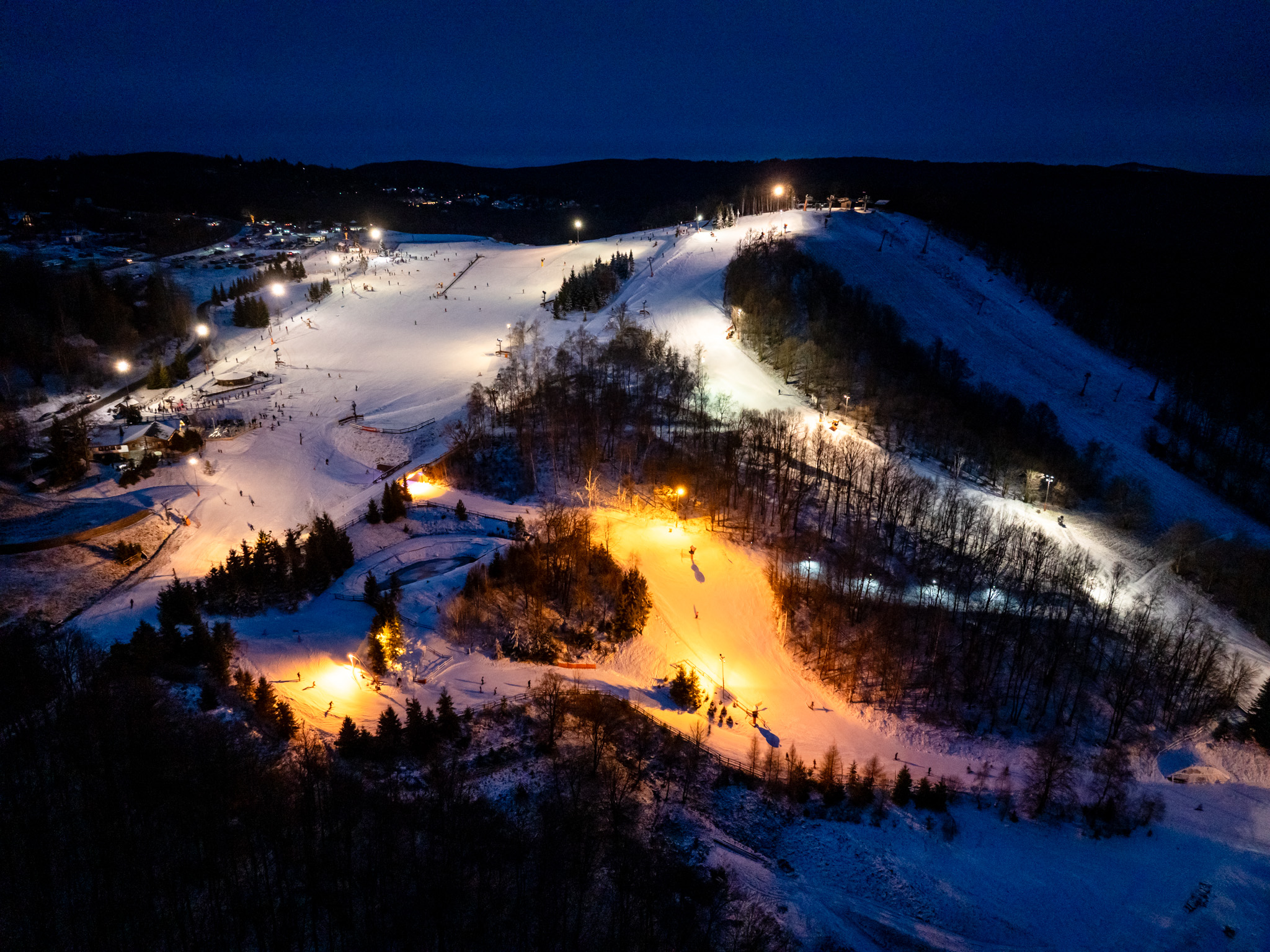 Pénteken és szombaton lámpafényes esti síelés is elérhető lesz 20 óráig, így a sötétedés után is élvezhető a havas lejtők varázsa. | Fotó:  Mátraszentistván Sípark