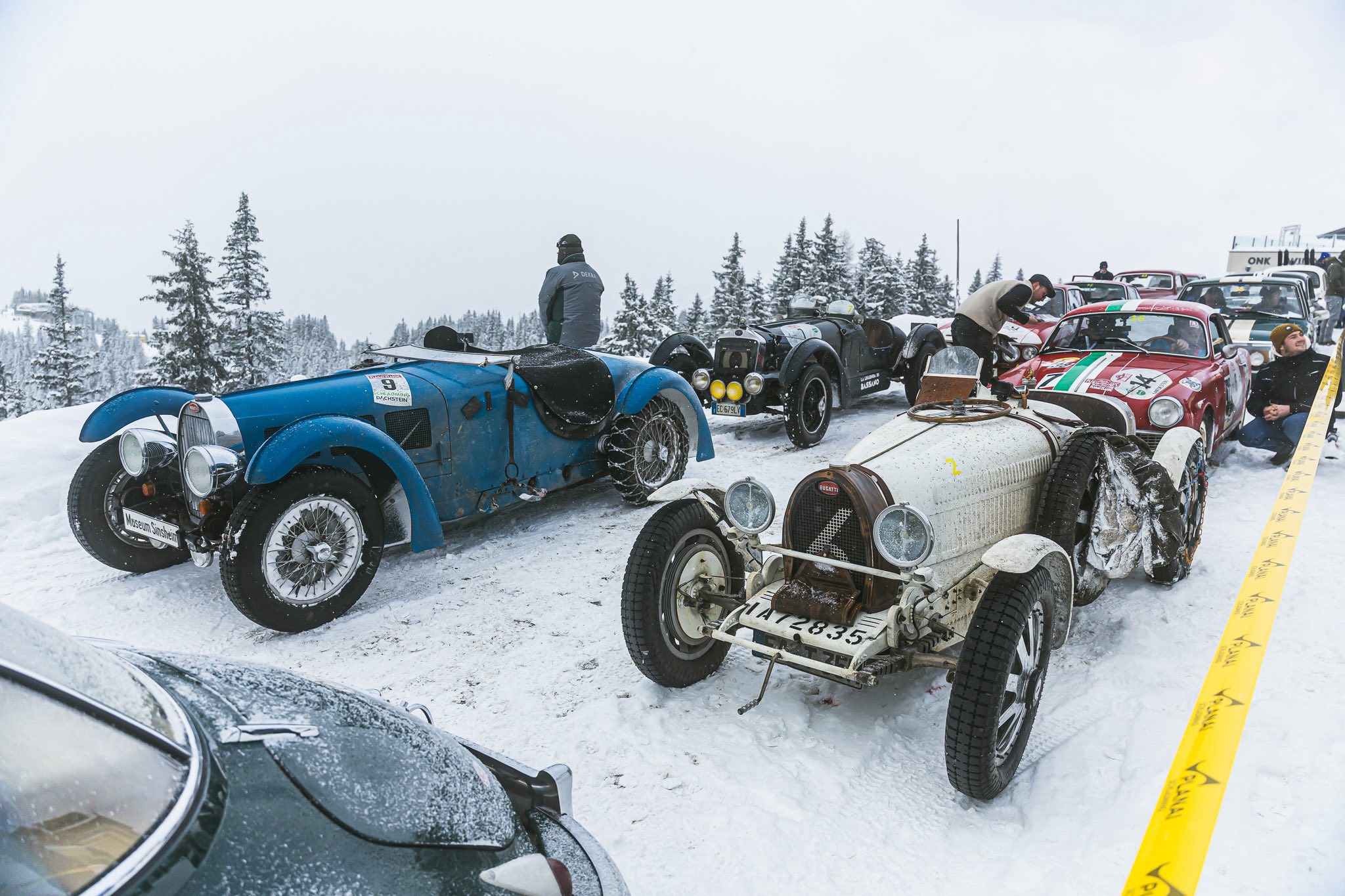 A hétvégi havazás sem akadályozta meg a veterán járművek szerelmeseit: Schladmingban hóesésben zajlott a találkozó.