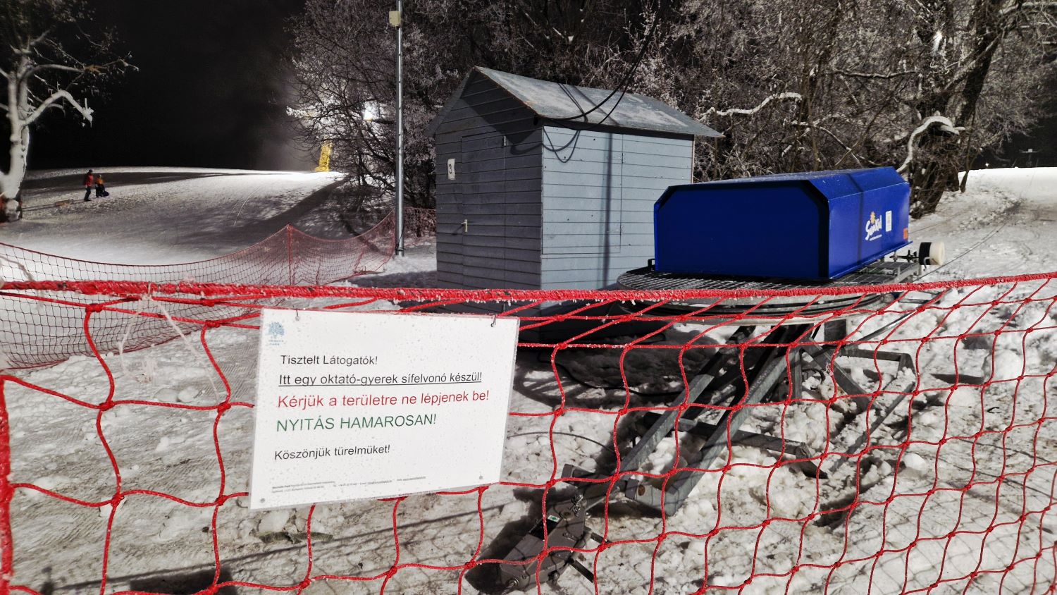 NYITÁS HAMAROSAN! – üzeni a kerítésre akasztott tábla