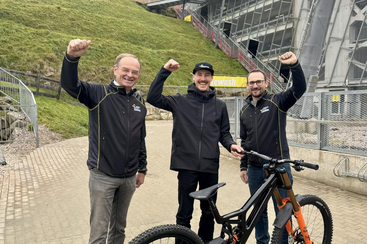 Bikepark Schladming és Andi Kolbért kerékpáros versenyző együttműködésének bejelentése, bal oldalon / Kép: Planai - Schladming