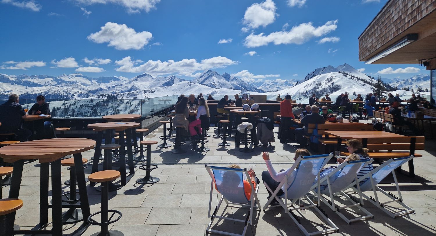 Tavaszi hütte hangulat a Wolke7 panorámaétteremben, Grossarlon | Fotó: sielok.hu 2025.04.03.