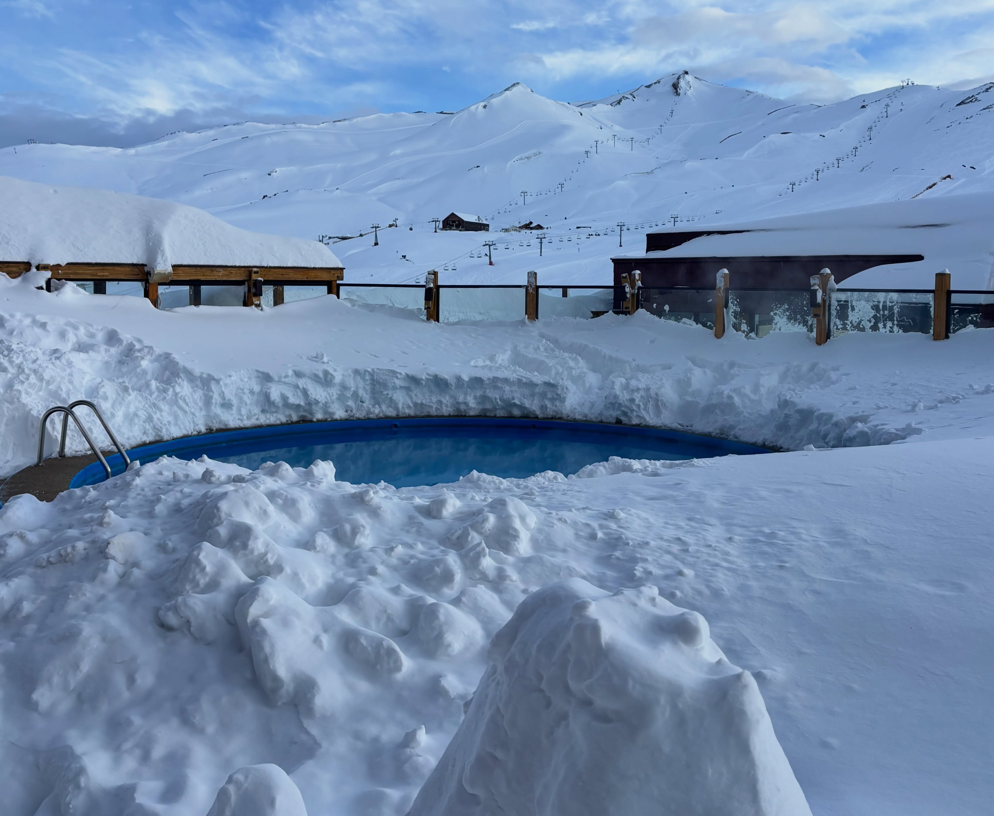 Valle Nevado Ski Resort, azért a medence már megközelíthető