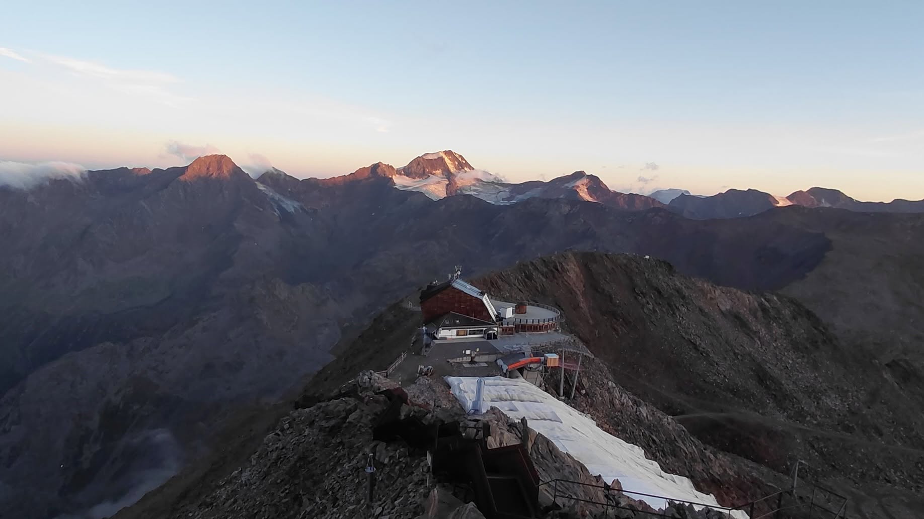 Nyáron így tárolták a havat, amit most szétterítettek / Kép: Alpin Arena Senales