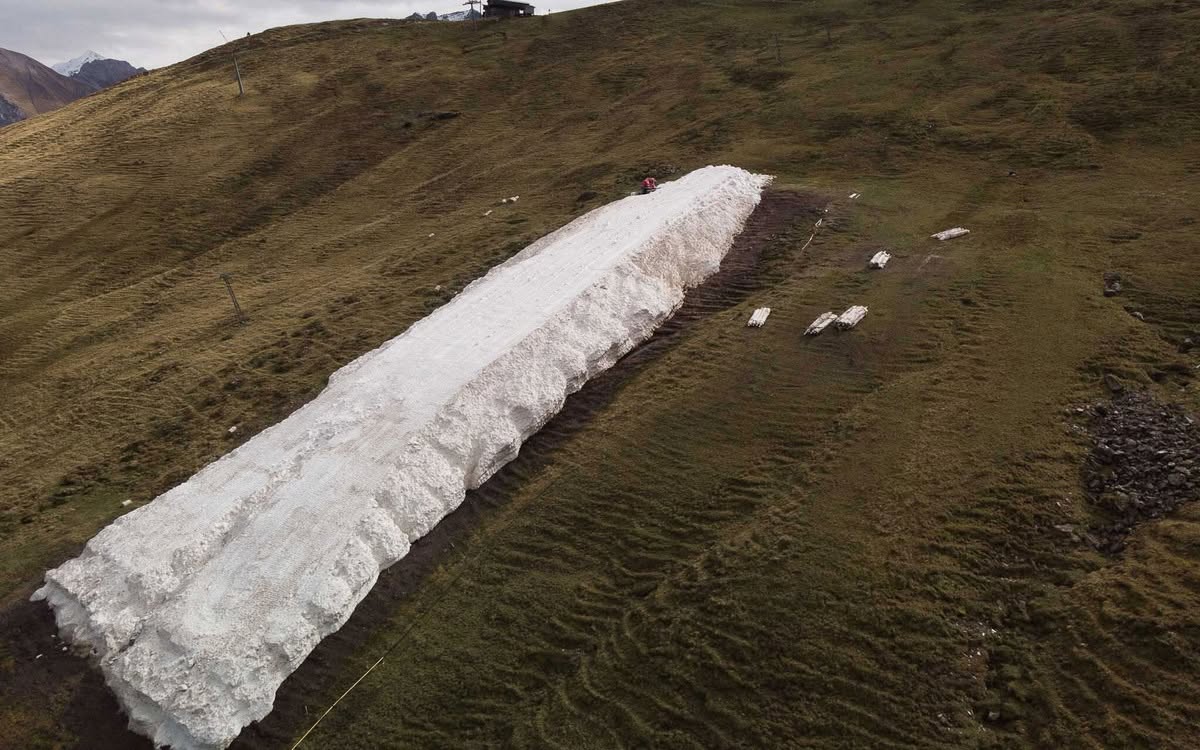 Dolgozik a ratrak a tavalyról elrakott havon / Kép: Tschentenalp Adelboden