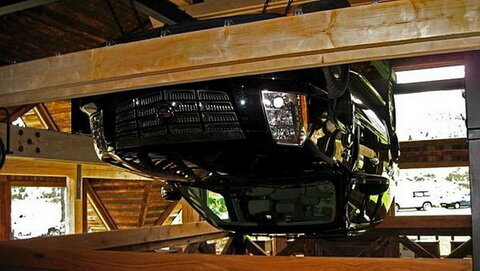 A vendégek feje felett lóg a Cadillac