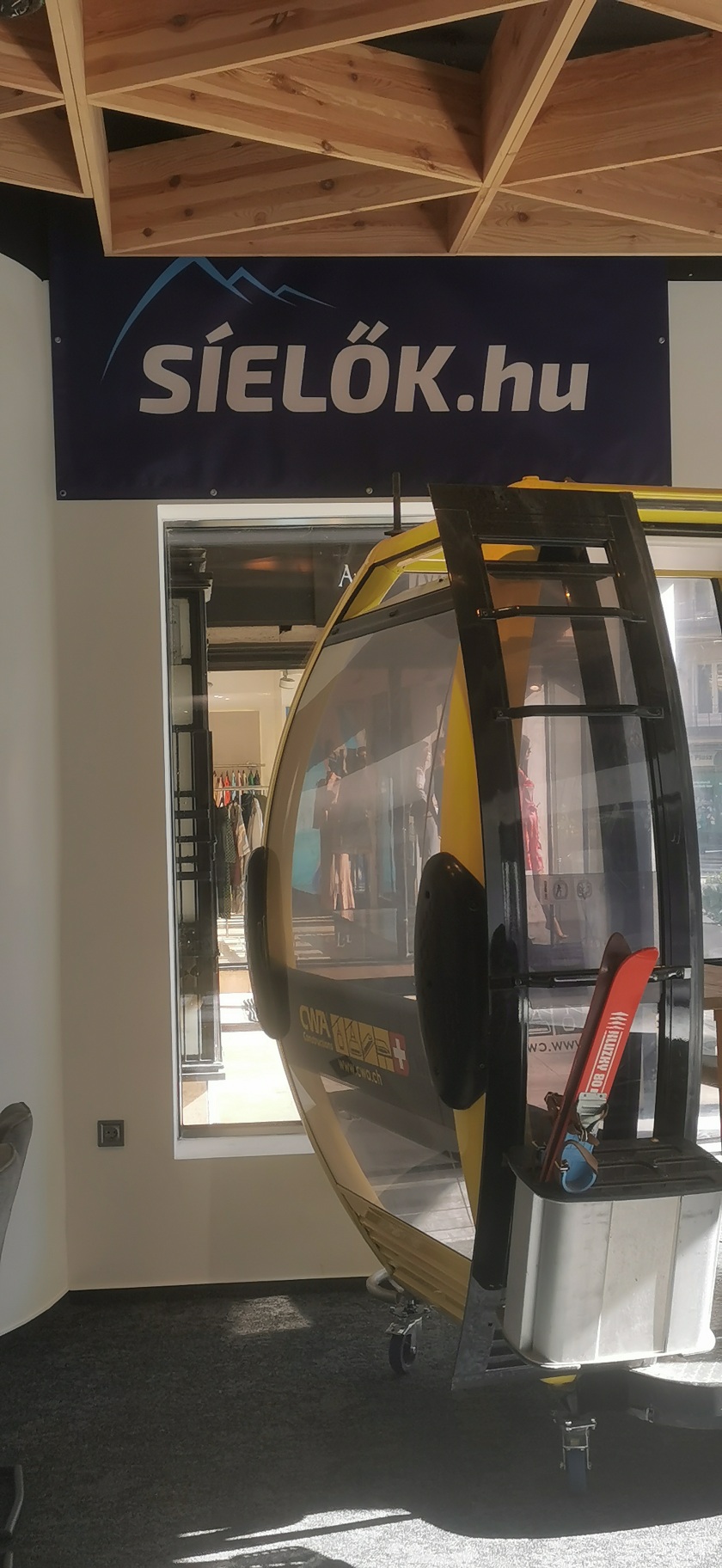 Új molinónk a SkiLines Margit körúti irodájában, a síkabin fölött (2025)
