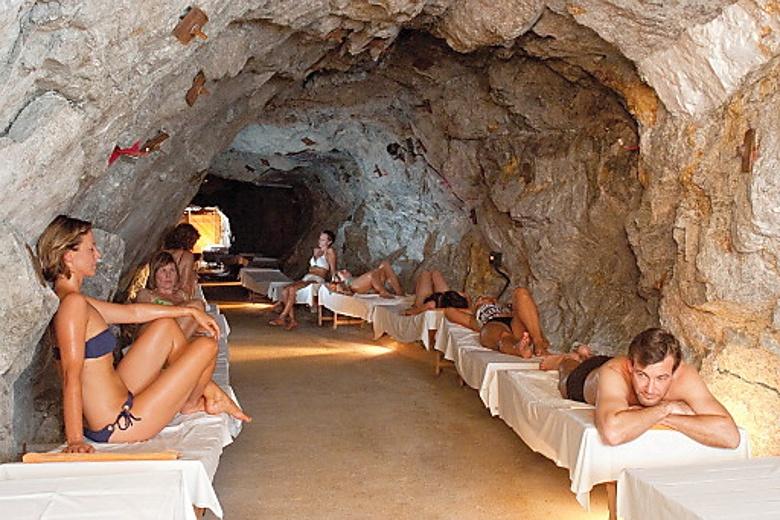 Gasteiner Heilstollen - pihenőágyakon történik a radonos gyógykezelés. A radon nemes gáz, amelyet a gyógybarlang levegője ideális koncentrációban tartalmaz. A barlangtermekben 37-41,5 fok közötti hőmérséklet és 70-100% relatív páratartalom van.