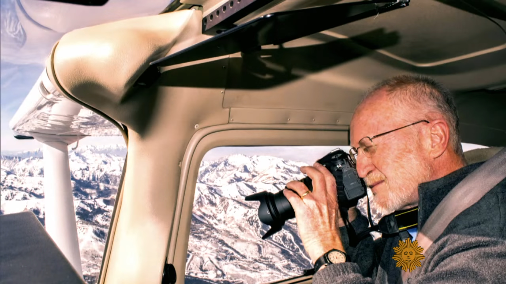 A művész először repülőről készít fotókat a térképekhez | Fotó: CBS