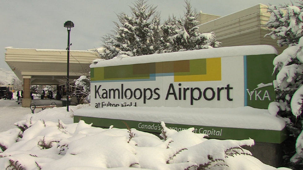 A közeli reptéren is gondokat okozott a havazás